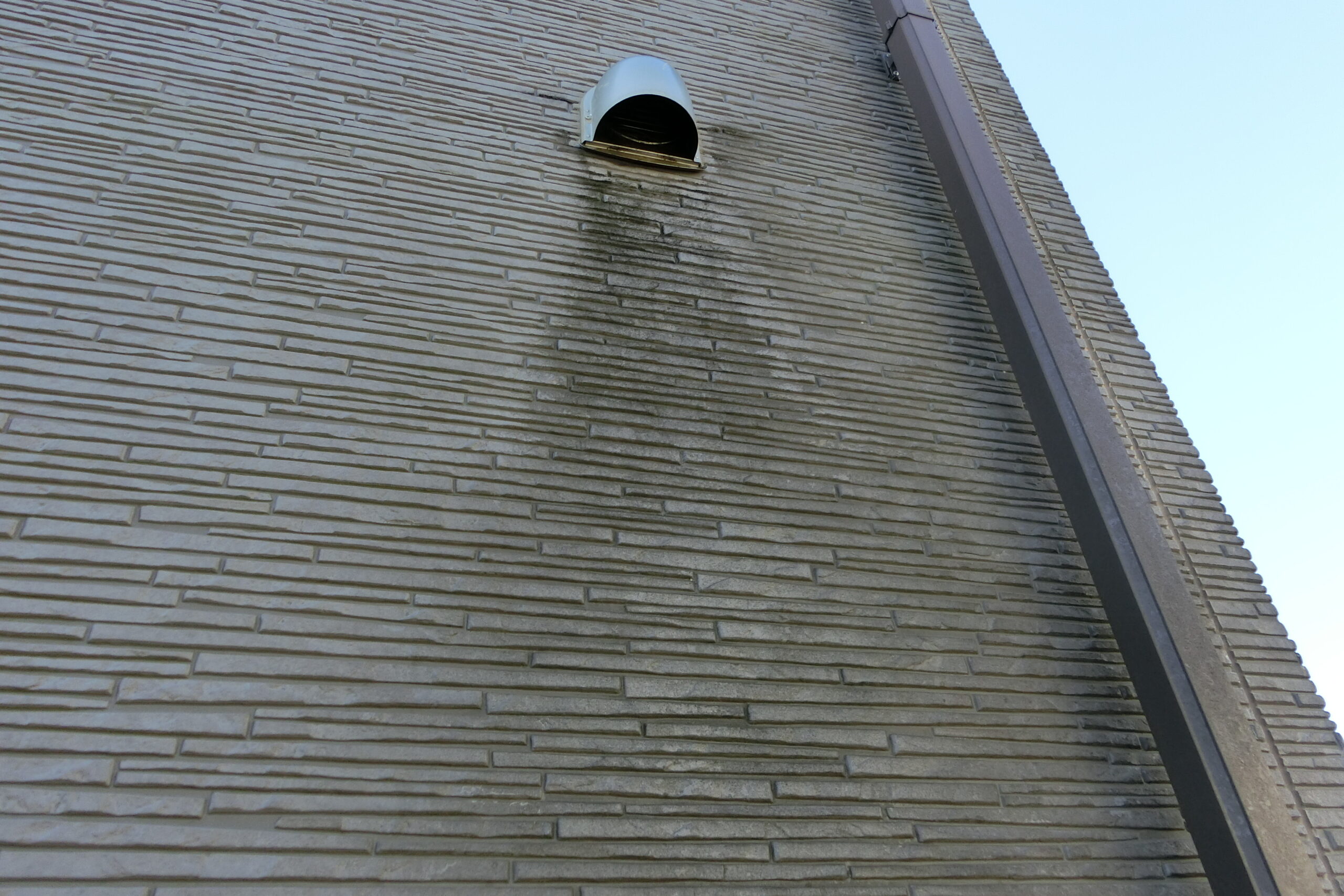 外壁クリヤ塗装前に重要！換気フード下の外壁汚れは「バイオ洗浄」でここまでキレイになる　栃木市｜佐野市｜小山市｜板倉町｜野木町｜足利市｜館林市｜桐生市　創業1973年の屋根外壁リフォーム専門店　キレイ家（キレイヤ）