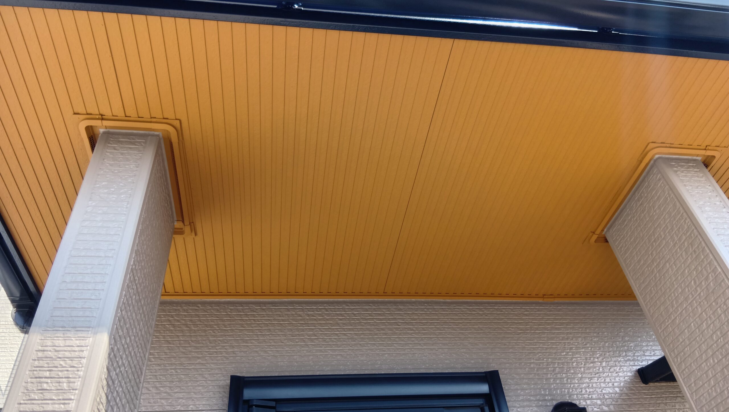 軒天の色で家の印象が変わります！白だけじゃない！今どきの軒天塗装とは　佐野市｜栃木市｜小山市｜板倉町｜野木町｜足利市｜館林市｜桐生市　創業1973年の屋根外壁リフォーム専門店　キレイ家