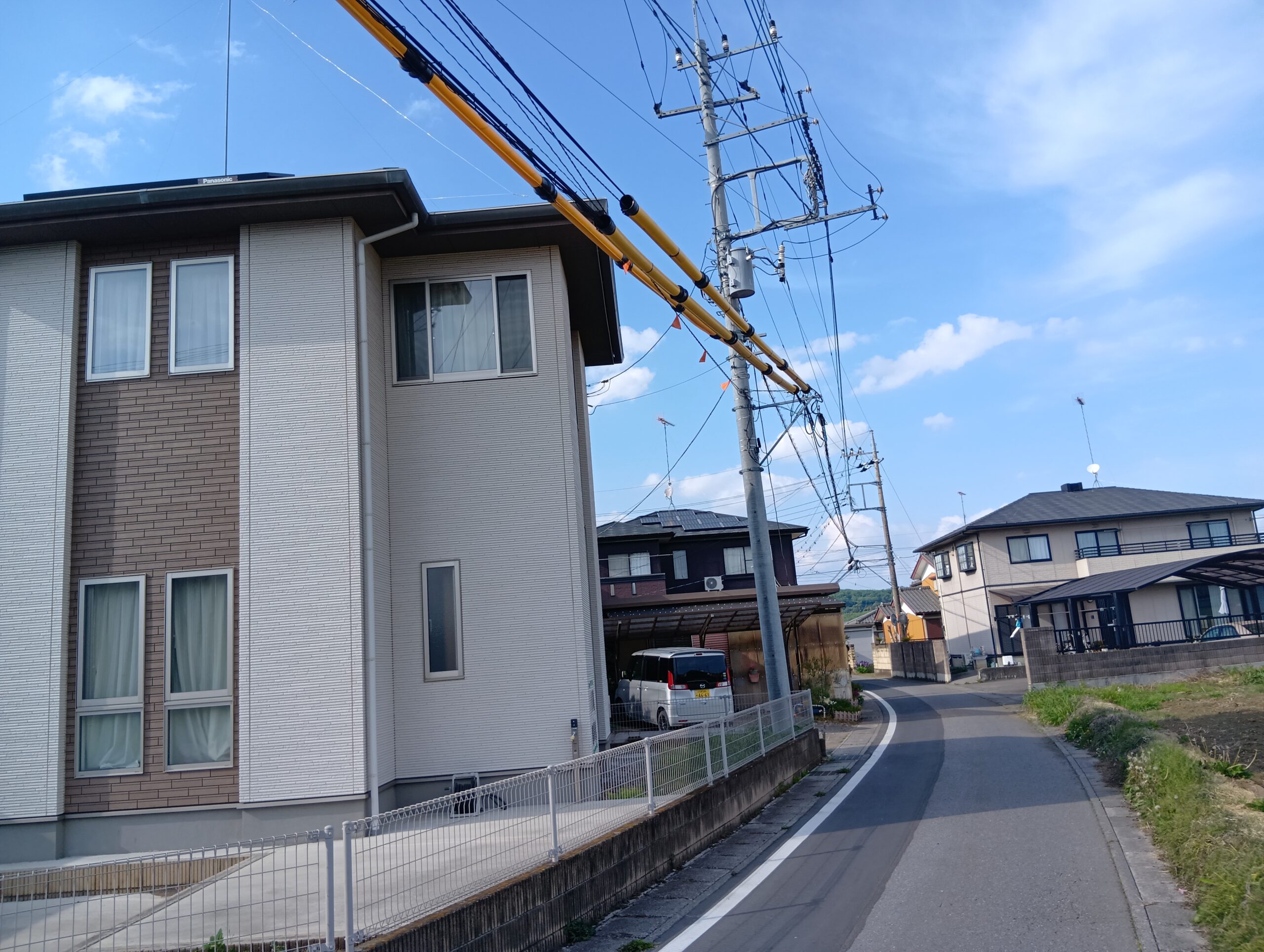外壁塗装・屋根工事で電線が近いときは要注意！電線防護カバーが必要な理由と業者選びのポイント 佐野市｜栃木市｜小山市｜板倉町｜野木町｜足利市｜館林市｜桐生市　創業1973年の屋根外壁リフォーム専門店　キレイ家